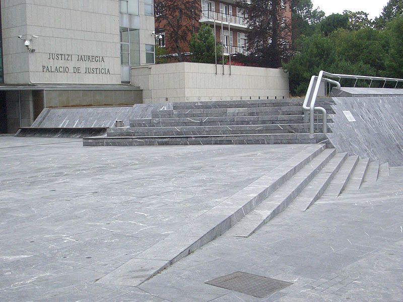 http://trotirider.com/forum/userimages/4/irun-street-spot-skatepark-skate-bmx-roller-spot-guide-6.jpg