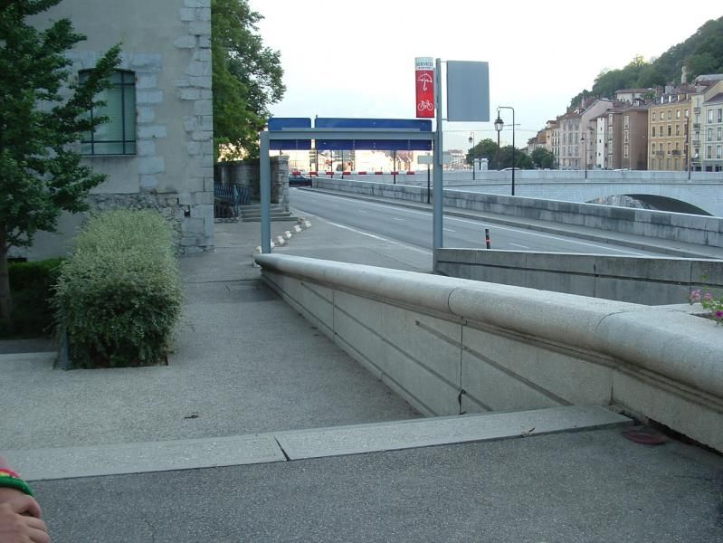 http://trotirider.com/forum/userimages/6/04-07-05-mus-e-curb-rond-1.JPG