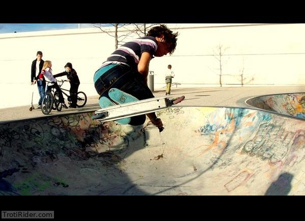 http://trotirider.com/trotipix/getitext.php?i=SkatePark_plus_de_16/Air_table_1.JPG